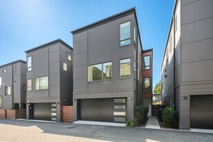 733 4th Ct S in Kirkland, WA - Building Photo