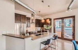 2101 Larimer St, Unit 301 in Denver, CO - Building Photo