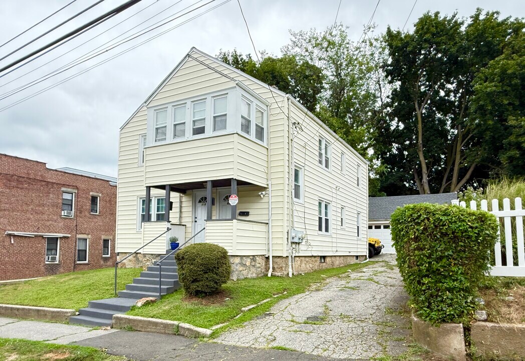 820 Brewster St in Bridgeport, CT - Building Photo