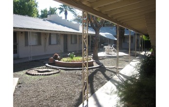 Rosecrest Apartments in Phoenix, AZ - Building Photo - Building Photo