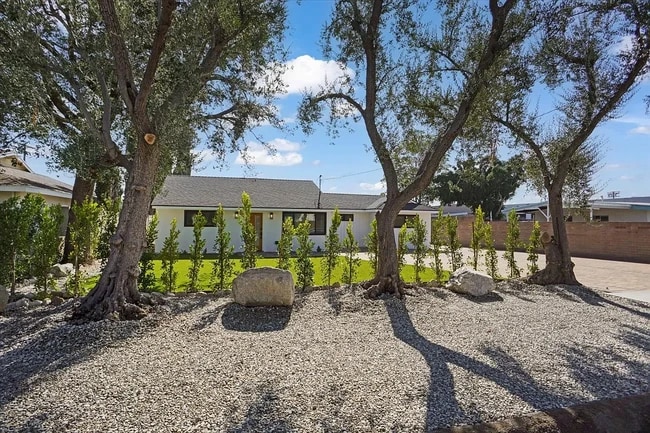 21330 Lemarsh St in Chatsworth, CA - Foto de edificio - Building Photo