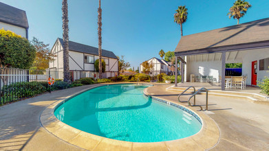 Henry Square in El Cajon, CA - Foto de edificio - Building Photo