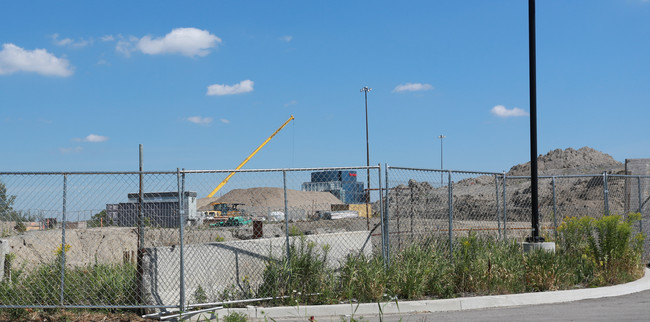 E Beaver Creek Rd in Richmond Hill, ON - Building Photo - Building Photo