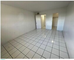 3700 NW 21st St, Unit 411 in Lauderdale Lakes, FL - Building Photo