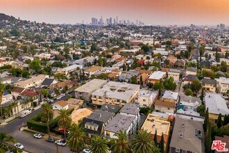 4418 Kingswell Ave in Los Angeles, CA - Building Photo - Building Photo