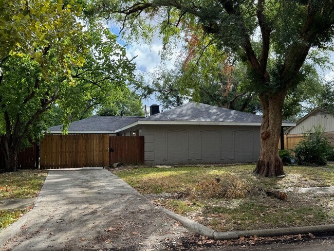 1907 Ashford Hollow Ln in Houston, TX - Foto de edificio - Building Photo