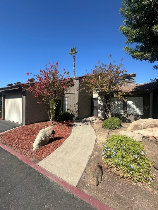 923 Greenfield Ave in Hanford, CA - Building Photo