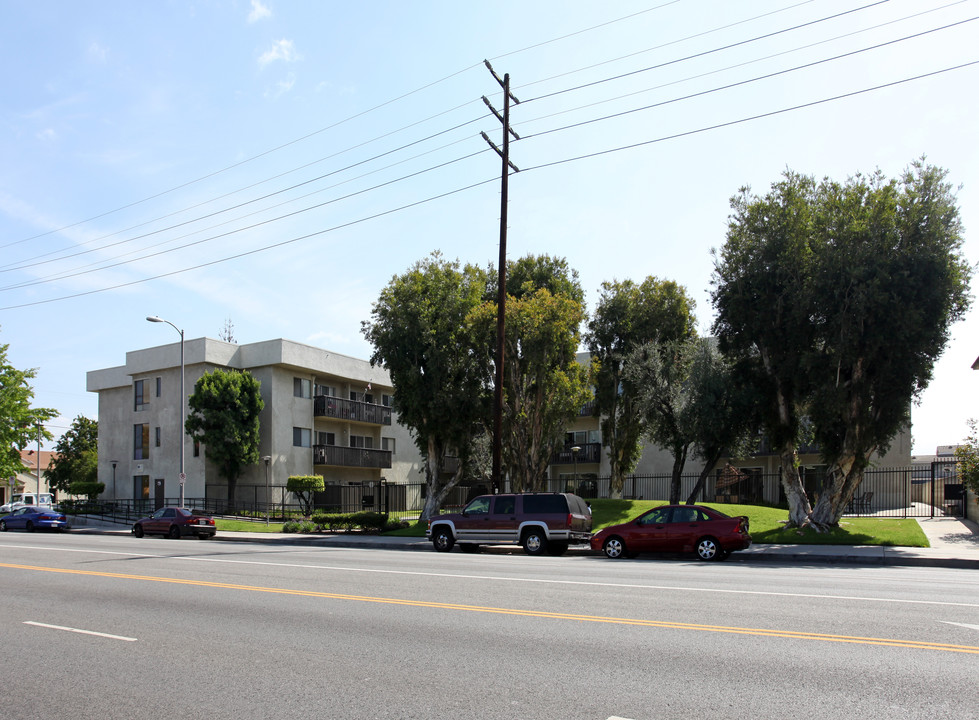 Reseda East Apartments in Reseda, CA - Building Photo