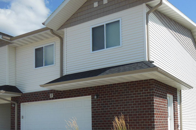 Maple Ridge Townhomes in West Fargo, ND - Building Photo - Building Photo