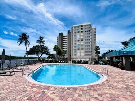 25 Bluebill Ave in Naples, FL - Building Photo