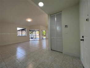 12004 NW 13th St in Pembroke Pines, FL - Foto de edificio - Building Photo