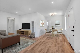 Beachwood Apartment Homes in Burbank, CA - Building Photo - Interior Photo