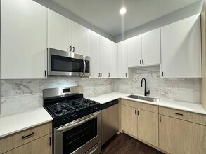 2171 W Wilson Ave, Unit M07B in Chicago, IL - Building Photo - Building Photo