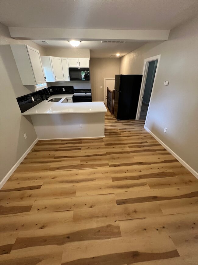 211 McLain Ave in Newton, KS - Foto de edificio - Building Photo