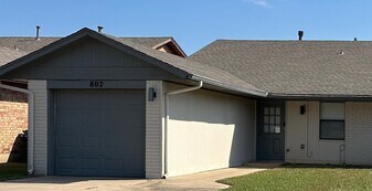 802 Swan Lake Rd in Edmond, OK - Building Photo