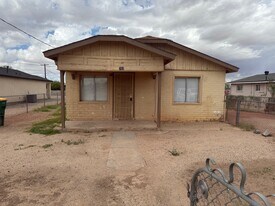 702 N D St in Eloy, AZ - Building Photo