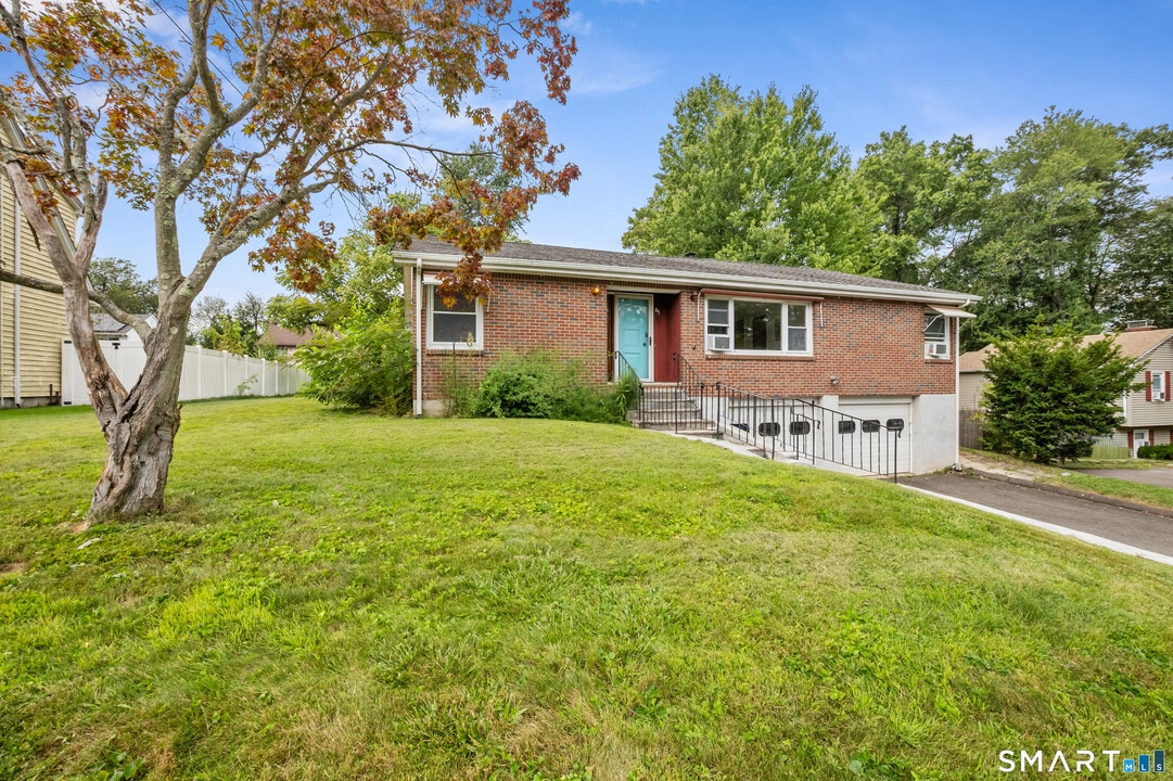 65 Birge Ave in Windsor Locks, CT - Building Photo