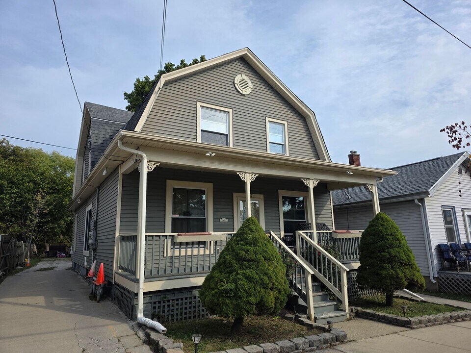 1214 Hamilton St in Racine, WI - Building Photo