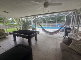 8029 S Meadowview Cir in Tampa, FL - Building Photo