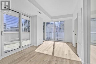 280 Dundas St W in Toronto, ON - Building Photo