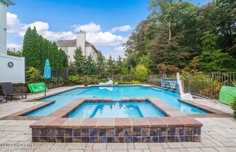 29 Northwoods Rd in Ocean Township, NJ - Foto de edificio - Building Photo