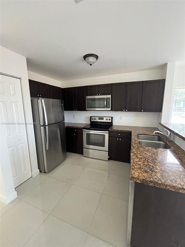 25807 SW 137 Path in Homestead, FL - Building Photo - Building Photo