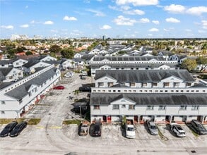 12065 SW 18th St in Miami, FL - Building Photo - Building Photo