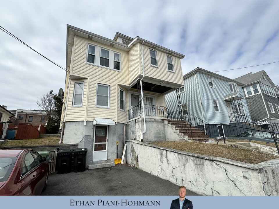 24 Olcott St, Unit 1 in Watertown, MA - Building Photo