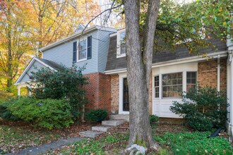 8653 Bent Arrow Ct in Springfield, VA - Building Photo - Building Photo