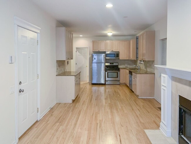 2320 N Southport Ave, Unit 1
