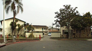 Mayfair Lodge Apartments in Anaheim, CA - Foto de edificio - Building Photo