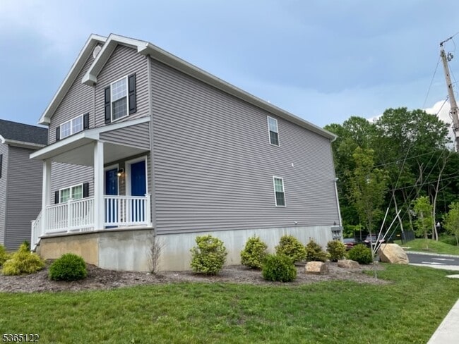 29 Lakeside Blvd, Unit 2 in Hopatcong, NJ - Building Photo - Building Photo