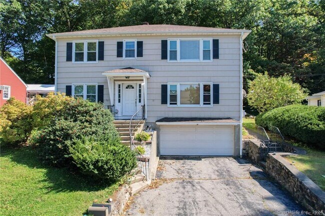 82 Middlefield Ave, Unit 2 in Waterbury, CT - Building Photo - Building Photo