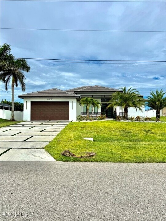 625 NW 7th Ave in Cape Coral, FL - Building Photo
