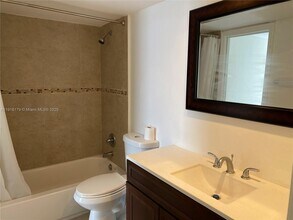 6900 N Kendall Dr in Pinecrest, FL - Foto de edificio - Building Photo