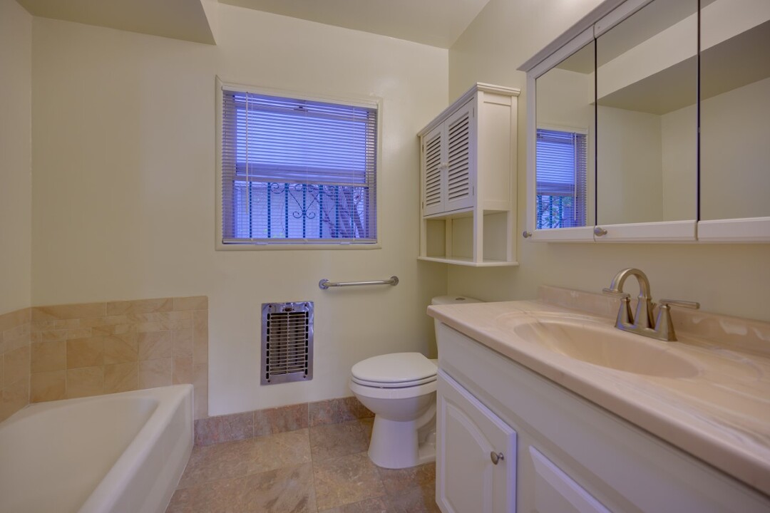 1840 Garfield Pl in Los Angeles, CA - Building Photo