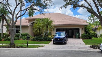 2610 Oakbrook Ct in Weston, FL - Building Photo