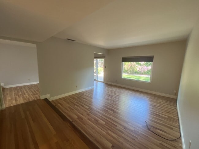 125 Waterglen Cir in Sacramento, CA - Building Photo - Building Photo