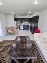 5303 Fleetwood Oaks Ave in Dallas, TX - Foto de edificio - Building Photo