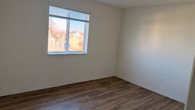 1331 S Monroe St in Moses Lake, WA - Foto de edificio - Building Photo