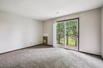 Lincoln Manor Apartments in Bettendorf, IA - Building Photo - Building Photo