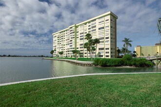 4775 Cove Cir in St. Petersburg, FL - Foto de edificio - Building Photo