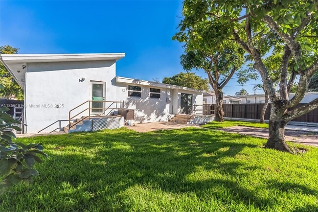 248 Carlisle Dr in Miami Springs, FL - Building Photo - Building Photo