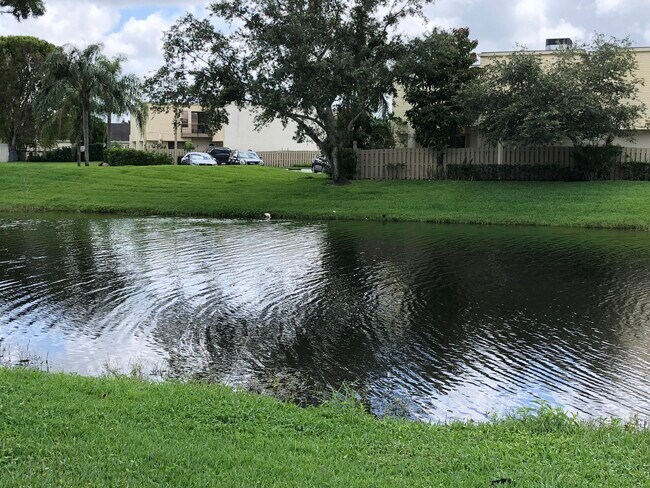 1550 Easthampton Cir in Wellington, FL - Building Photo - Building Photo