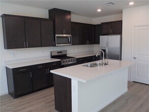565 Ruby Robin Ave in Henderson, NV - Building Photo - Building Photo