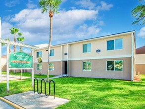 Pine Creek Village in Fraser, MI - Foto de edificio - Building Photo