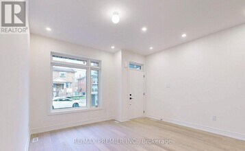 208 McRoberts Ave in Toronto, ON - Building Photo - Building Photo