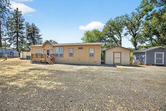 225 Wilson Rd in Central Point, OR - Building Photo - Building Photo