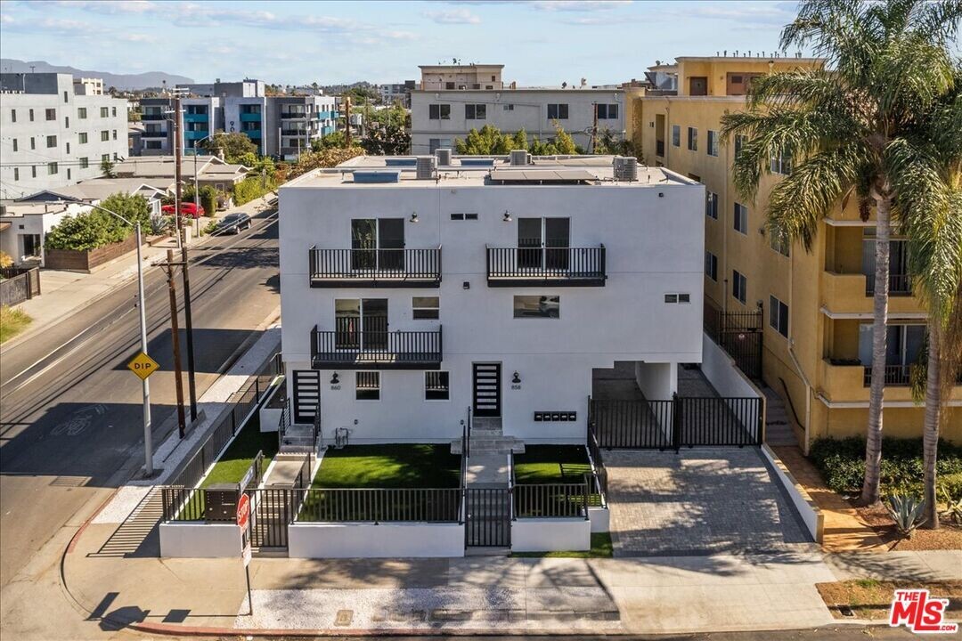 858 N Hudson Ave in Los Angeles, CA - Building Photo