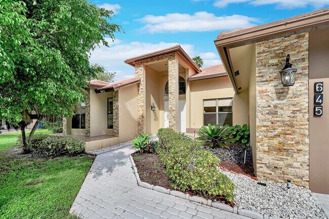 645 NW 102nd Ave in Coral Springs, FL - Foto de edificio - Building Photo
